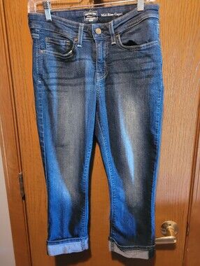 Levis- Womens Mid-rise jean capris